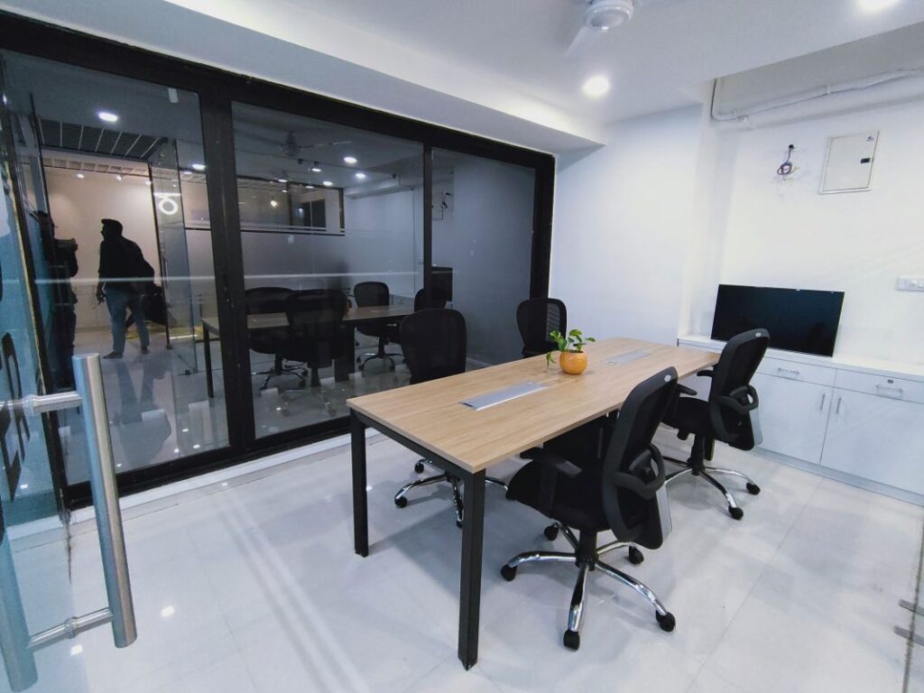 Hybrid home-office setup with solid oak side table and small desk. Ideal for flexible work-from-home use or studio corners.