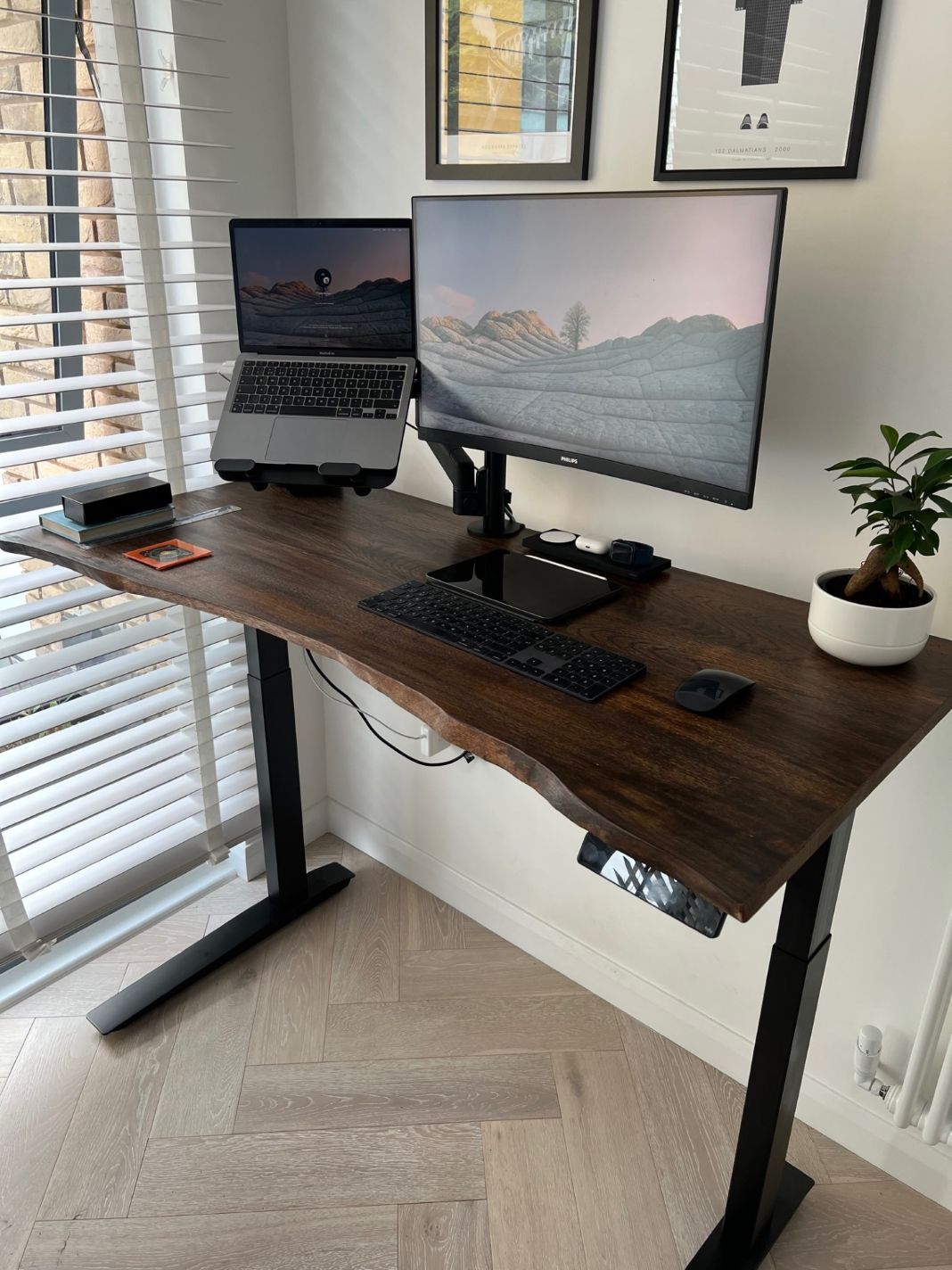 Gaming desk by Tablemaker Flexispot frame