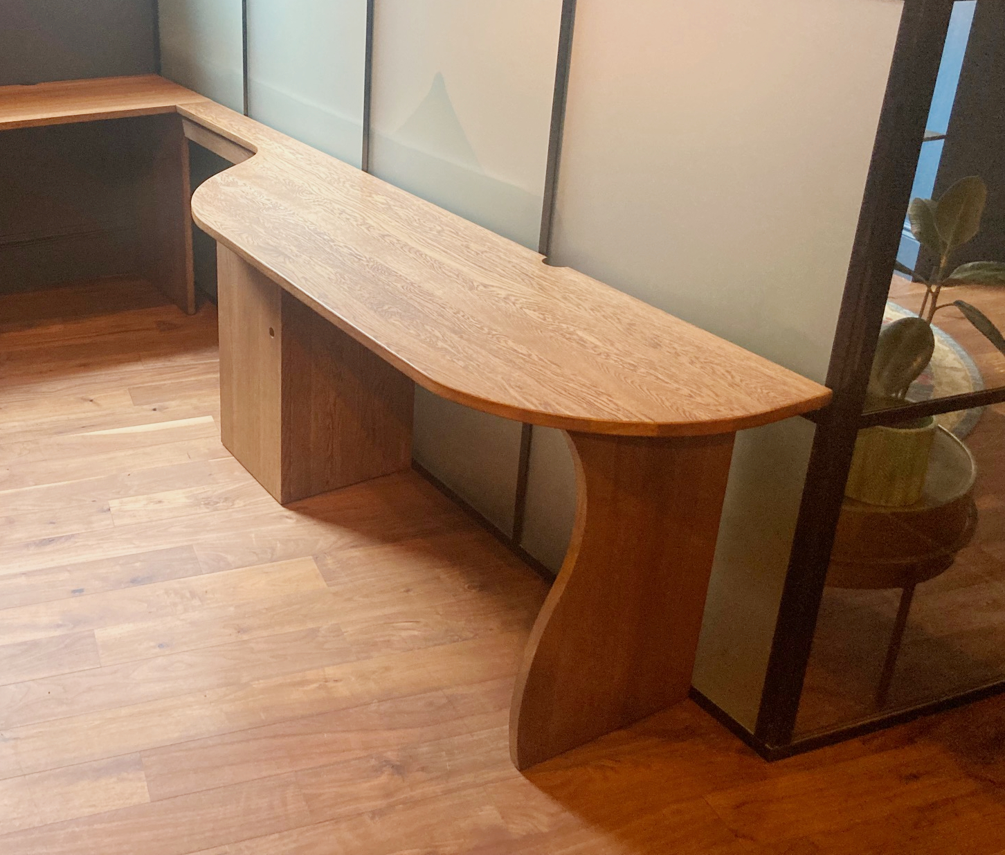 https://www.tablemaker.live/custom-projects/office-desk-with-bespoke-curved-shape